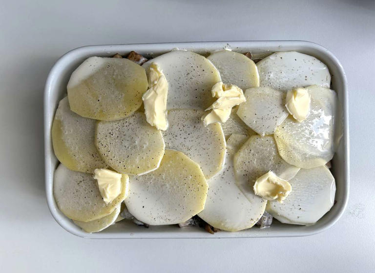 Passo 9 - Gratinado de batatas com cogumelos: cremoso, aromático e impossível de resistir