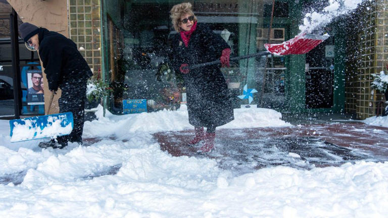 Más de 30 centímetros de nieve se acumulan en la región de los Grandes Lagos mientras una ola de frío ártico se extiende por gran parte de Estados Unidos.