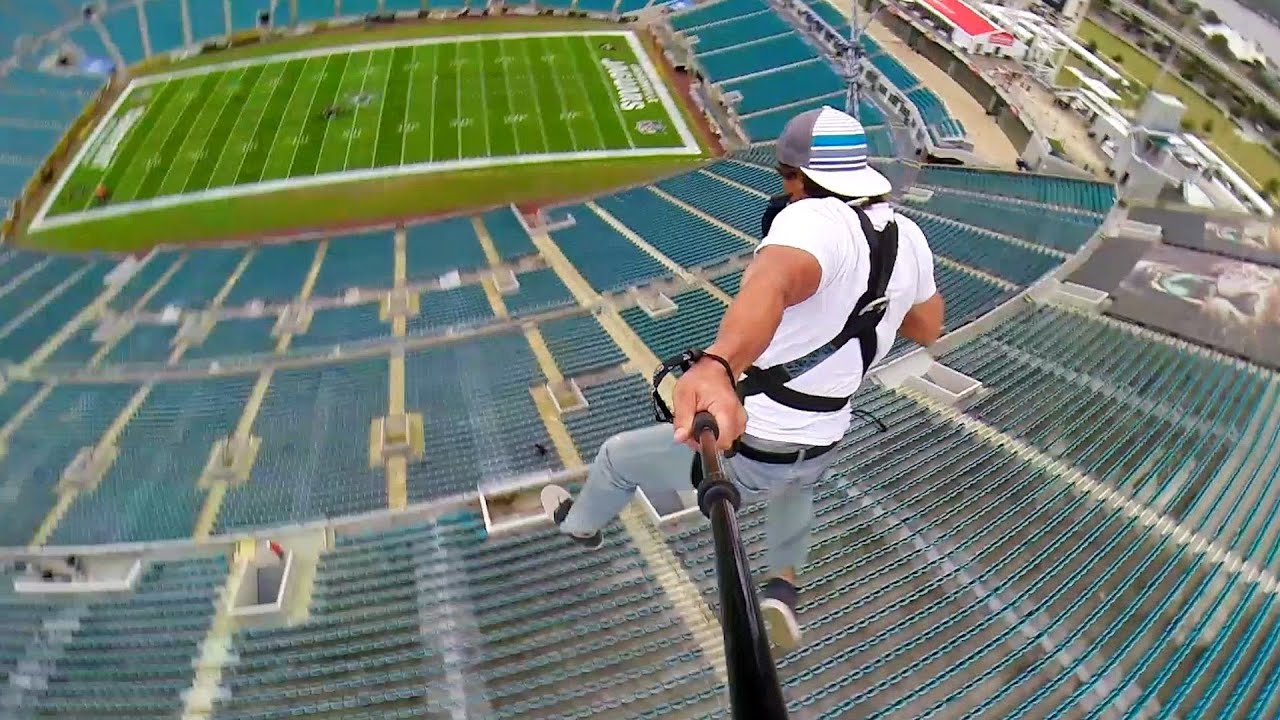 Tirolesa y columpio extremo en un estadio de la NFL