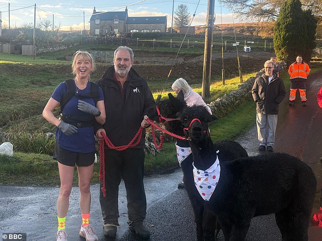 Sara Cox is met with alpacas and a bagpiper ahead of 135-mile Great ...