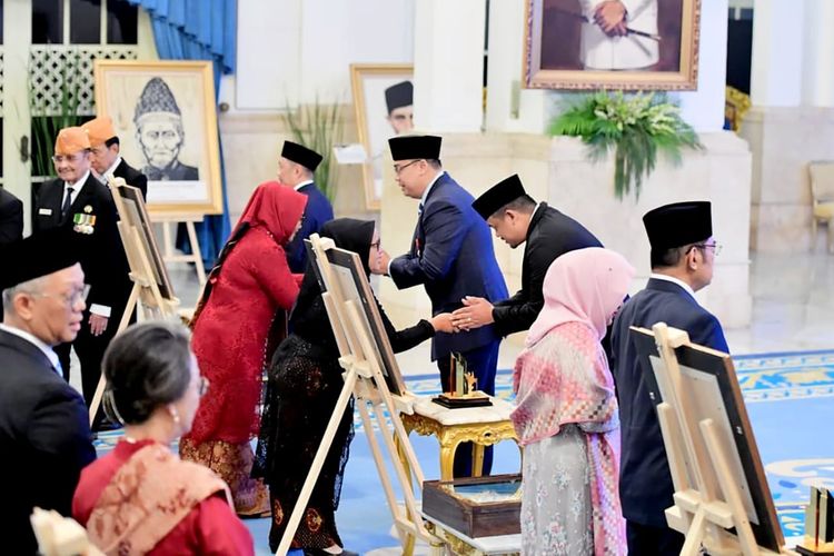 Gubernur Sumatera Utara (Sumut) Muhammad Bobby Nasution menghadiri upacara penganugerahan gelar Pahlawan Nasional kepada Tuan Rondahaim Saragih, yang diserahkan langsung oleh Presiden Republik Indonesia Prabowo Subianto di Istana Negara, Jakarta, Senin (10/11/2025).