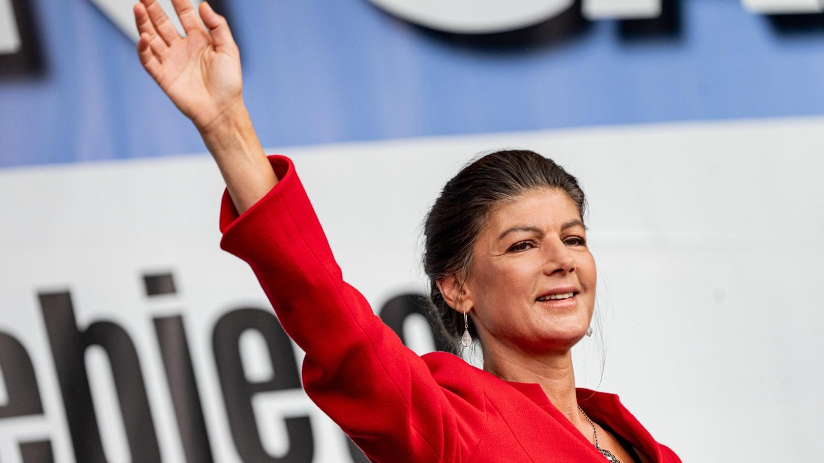 ARCHIV - 13.09.2025, Berlin: Sahra Wagenknecht, BSW-Vorsitzende, steht bei der Demonstration unter dem Motto «Stoppt den Völkermord in Gaza! Keine Waffen in Kriegsgebiete! Frieden statt Wettrüsten!» winkend auf der Bühne. Der BSW-Vorstand und die Landesvorsitzenden der Partei beraten an diesem Wochenende bei einer Klausurtagung in Berlin über die künftige strategische und personelle Aufstellung. (zu dpa: «BSW-Spitze in Klausur - bleibt Wagenknecht Parteichefin?») Foto: Fabian Sommer/dpa +++ dpa-Bildfunk +++