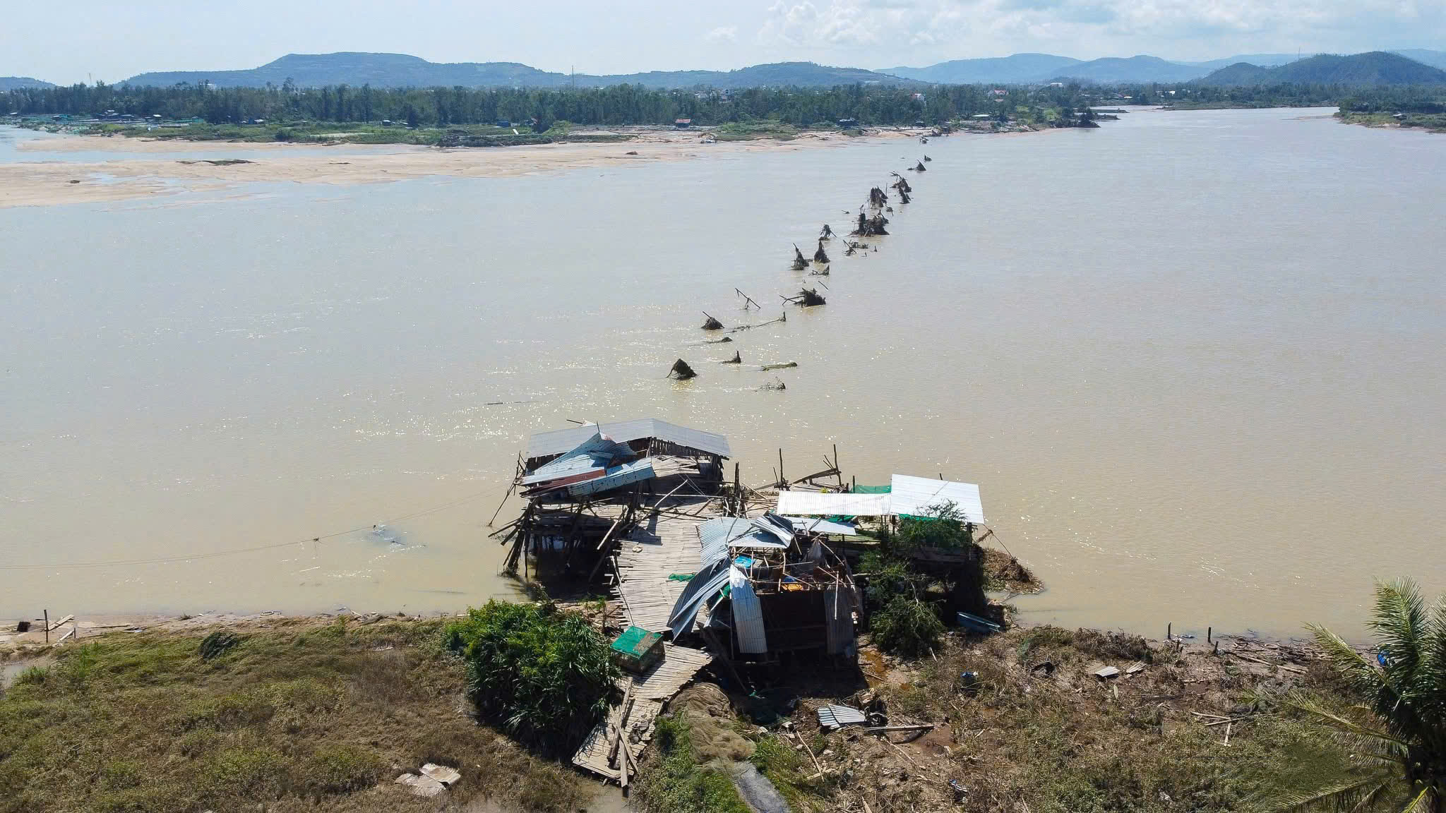 Cầu gỗ dài nhất Việt Nam 'biến mất' sau bão Kalmaegi