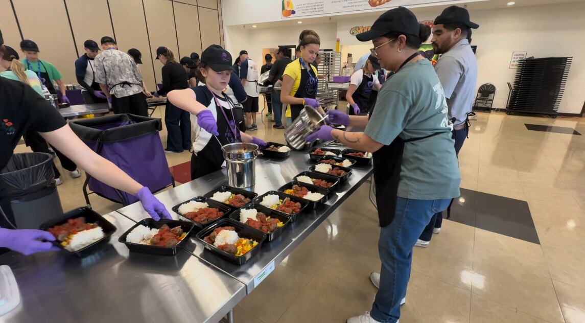 Las Vegas nonprofit prepares meals amid government shutdown