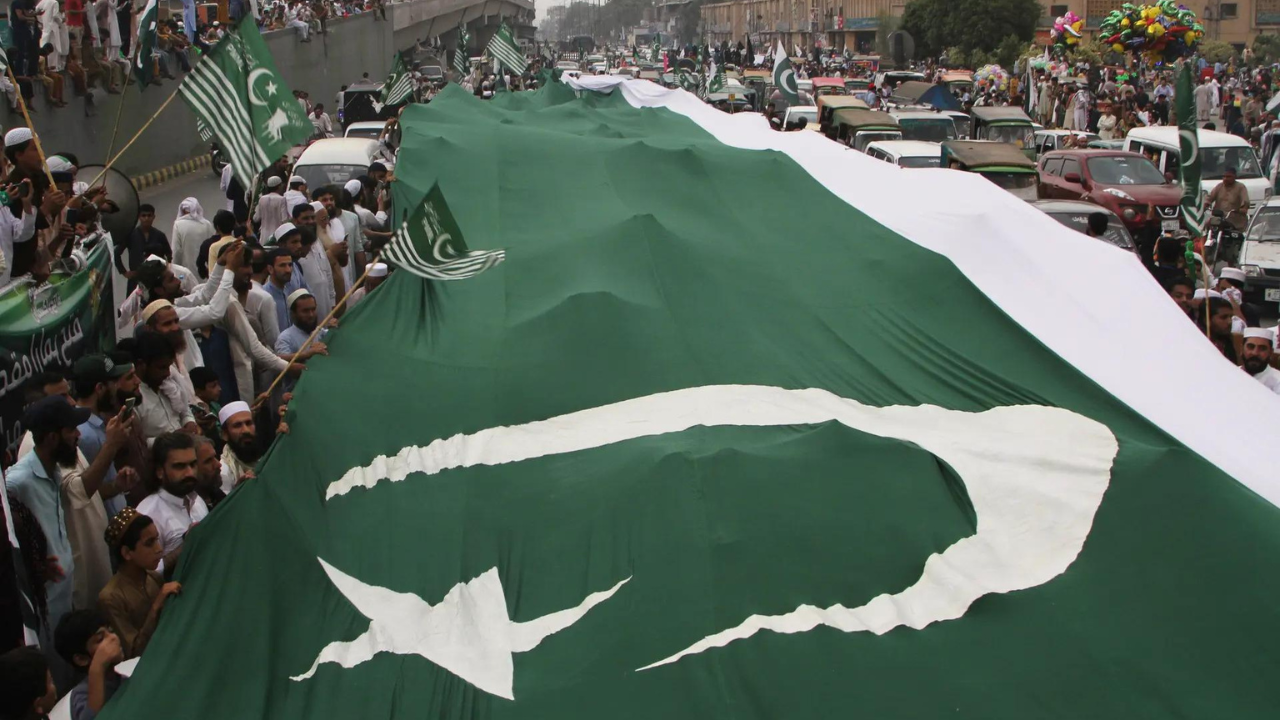 Pakistan economy in shambles! Dollar access tightened; cash purchases ...