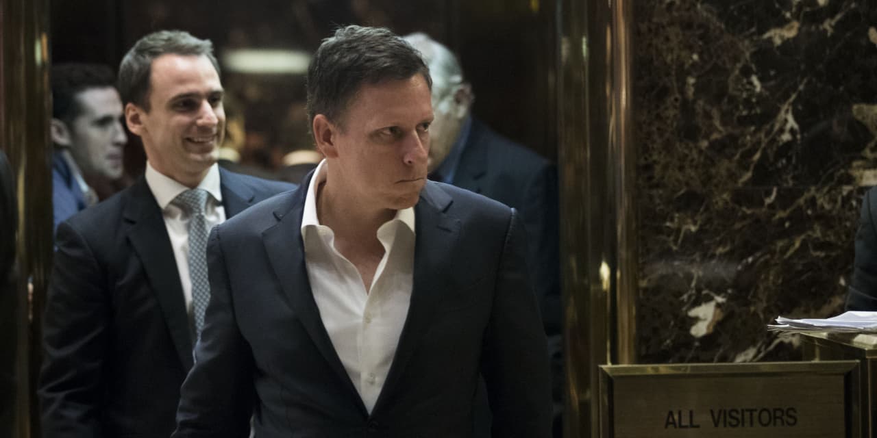 Peter Thiel sigue los pasos de SoftBank y abandona su puesto en Nvidia mientras se intensifican los rumores de una burbuja en la IA.