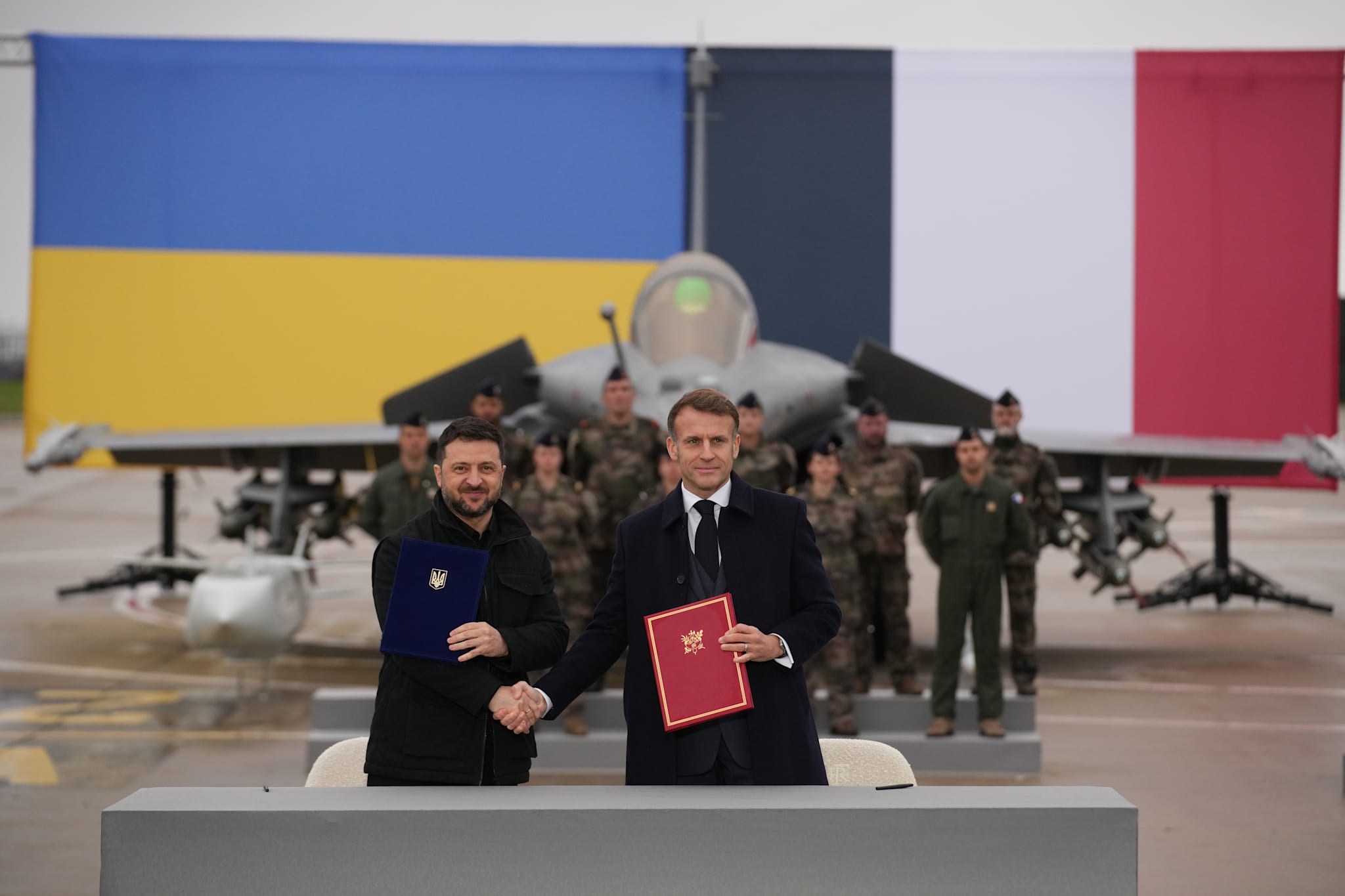 Selenskyj und Macron auf dem Luftwaffenstützpunkt Villacoublay bei Paris