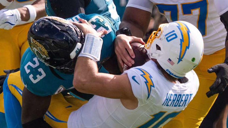 Chargers' new starter already benched: Who gets the blame for brutal start?