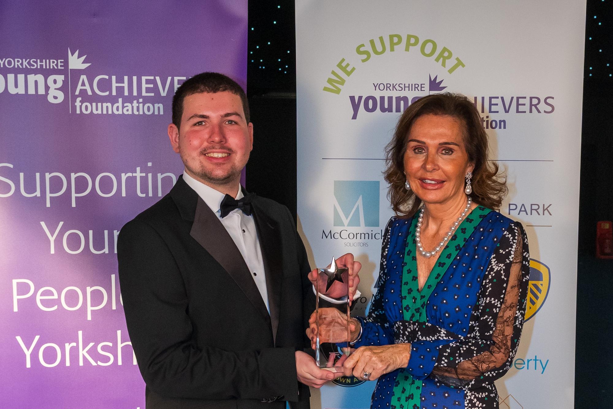 New award for Leeds Utd legend Eddie Gray at Yorkshire Young Achievers ...