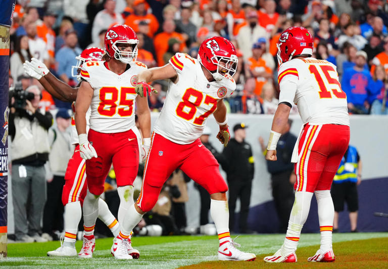Kansas City Chiefs QB Patrick Mahomes applauds Travis Kelce's new ...