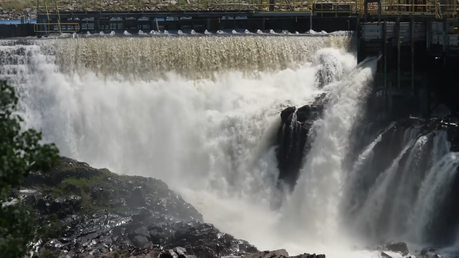 How a Mountainside Slid for 45 Seconds… And Made a 70-Storey Wave