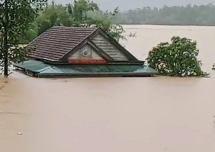 Nước lũ cuốn trôi xe đầu kéo, tài xế mất tích