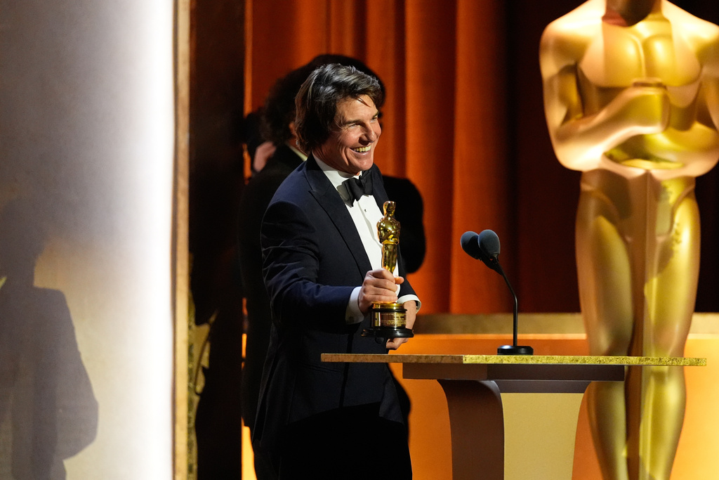 Tom Cruise finalmente recibe su merecido premio Oscar con un galardón a la trayectoria en los Premios Governors.