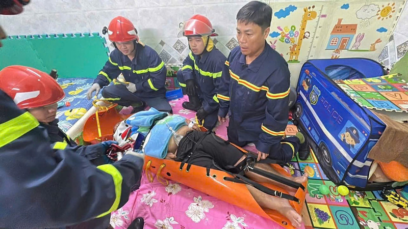 Cảnh sát giải cứu người đàn ông nặng 150 kg bị tai biến