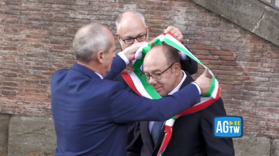 Verdone indossa la fascia da sindaco di Roma per un giorno: «Ho scelto ...