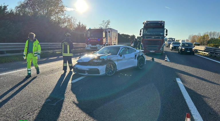 Incidente in A4 tra due camion e un'auto sportiva, una persona ferita ...