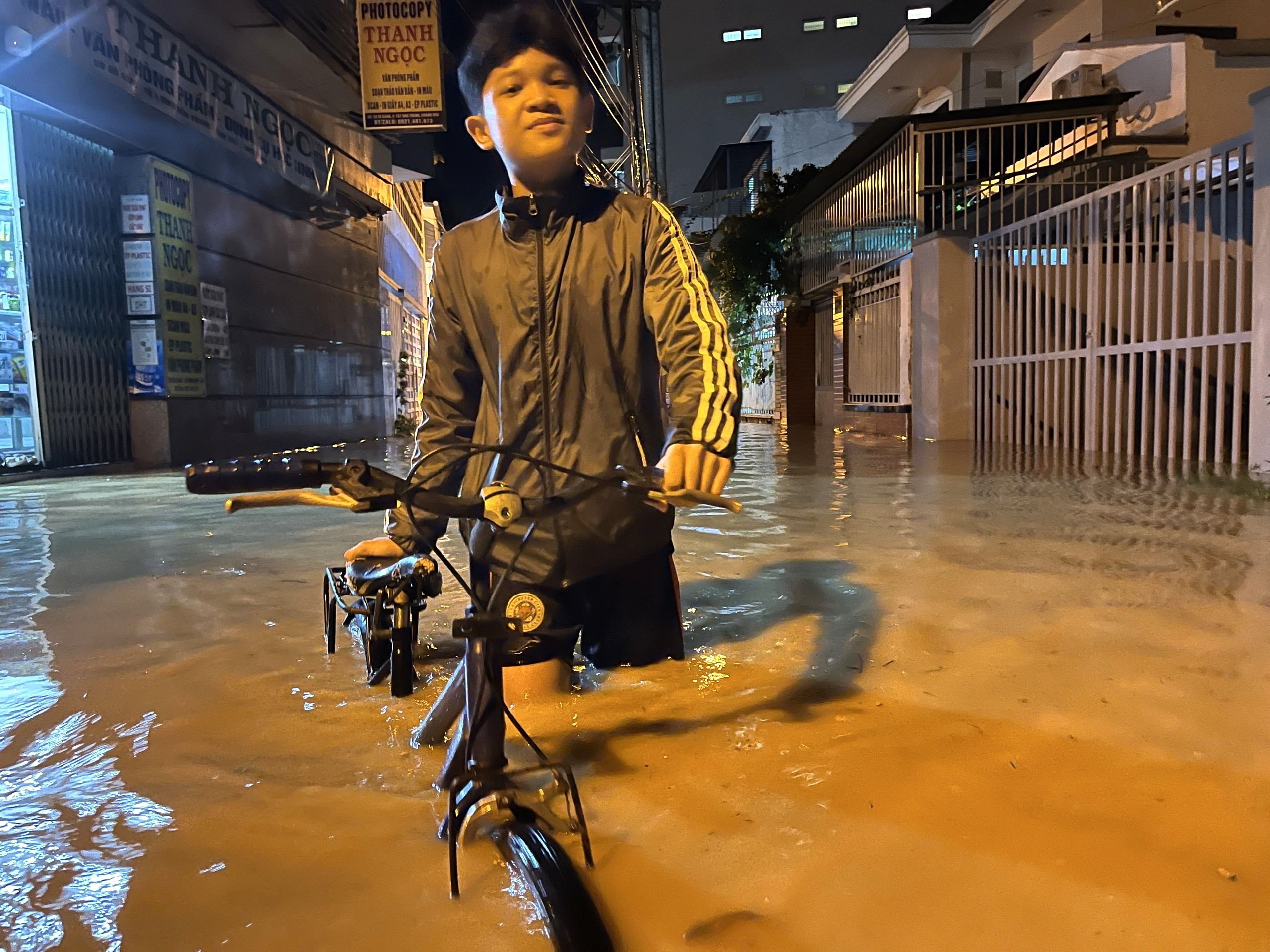 Đồng loạt xả lũ kèm mưa lớn, phía Tây Nha Trang ngập mênh mông, người dân nhắn tin 'nhờ cứu giùm'