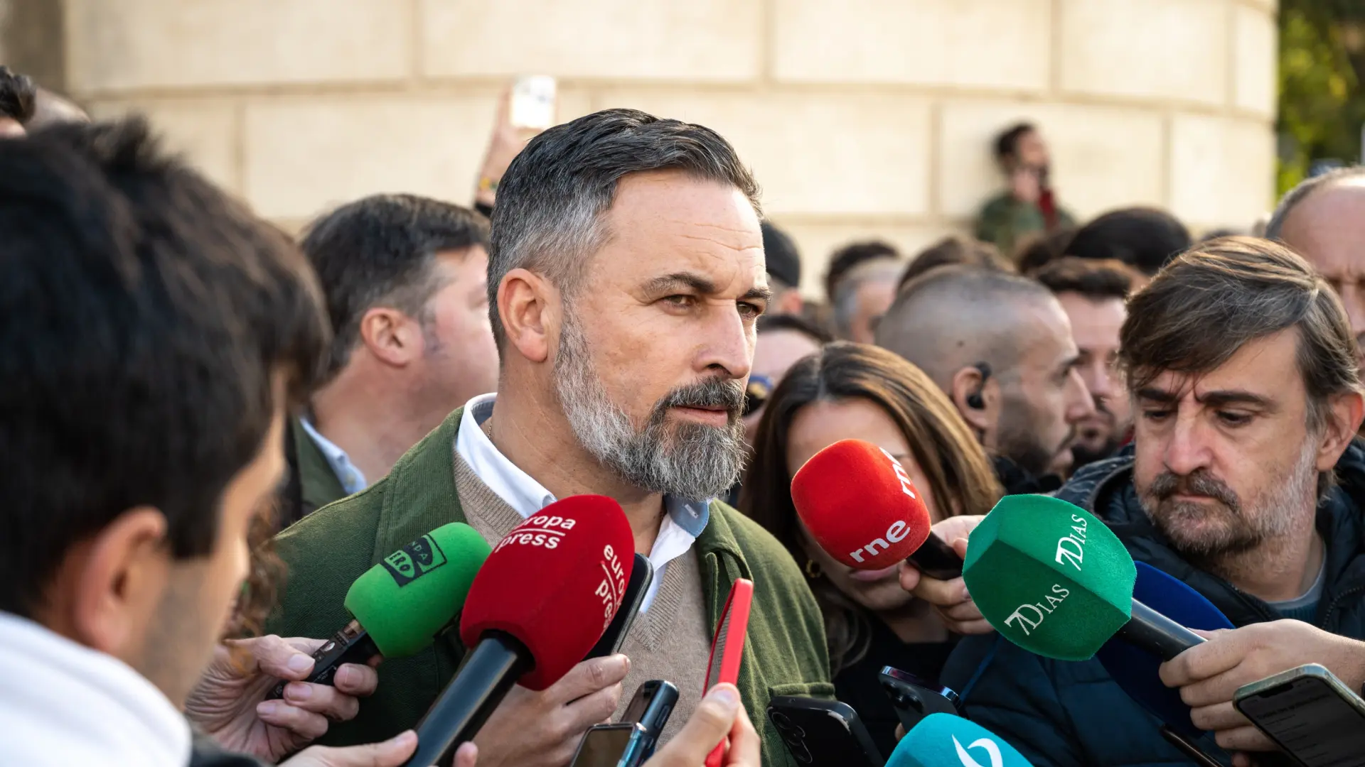 Abascal cree que PP y PSOE ofrecen un "único menú envenenado" y acusa a ...