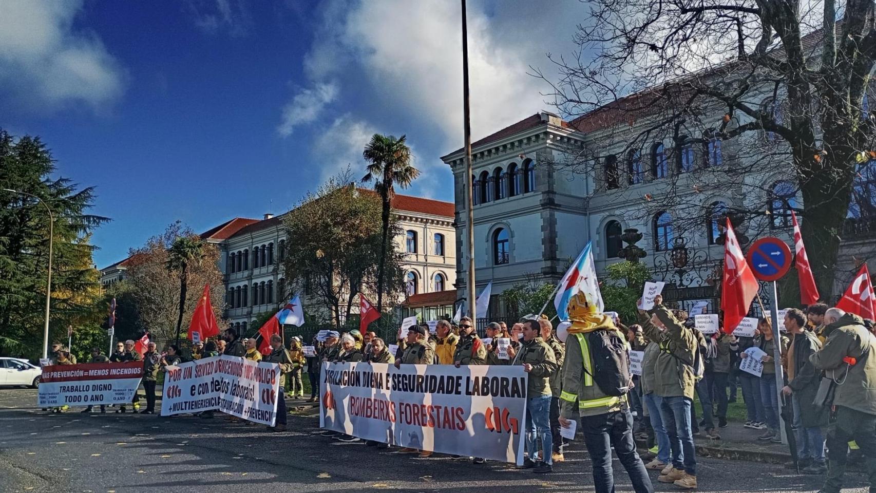 Trabajadores de prevención de incendios exigen en Santiago mejoras ...