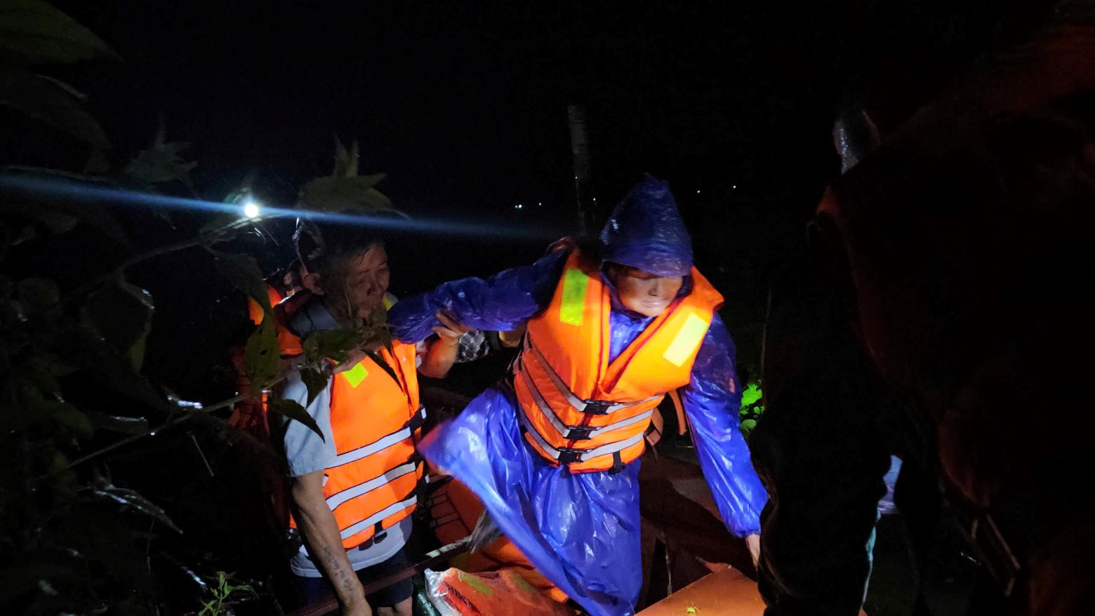 Hàng trăm người dân Đắk Lắk bị lũ cô lập, chính quyền ứng cứu ngay trong đêm tối