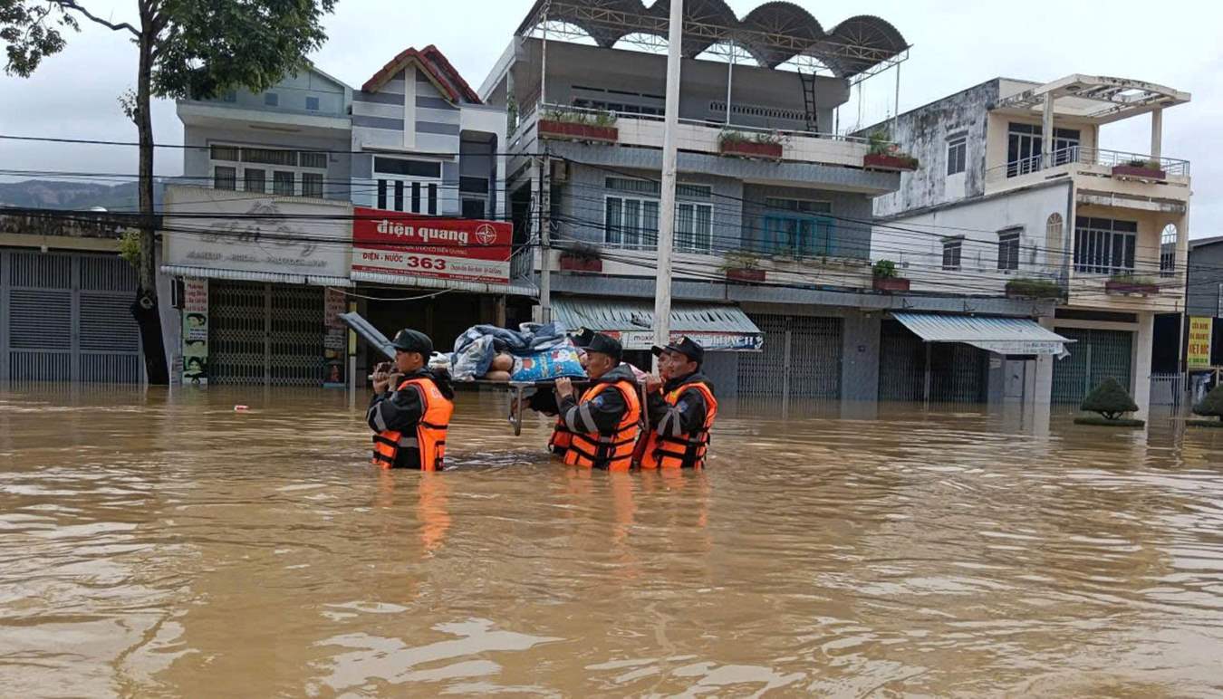 Lực lượng cứu hộ Khánh Hòa chạy đua với lũ dâng để giải cứu người dân