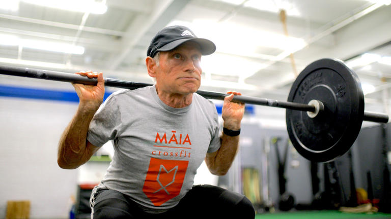 79-year-old competitive powerlifter shares his 15-minute core morning ...
