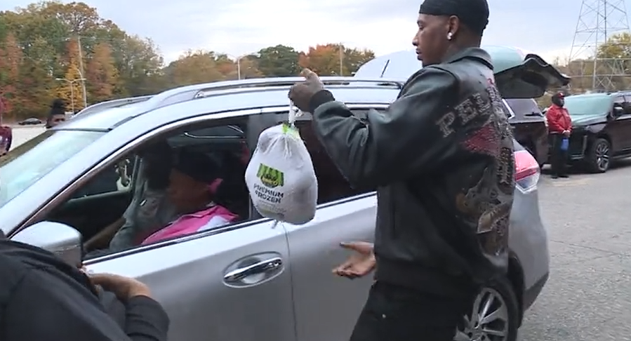 Rapper Moneybagg Yo hosts holiday food giveaway