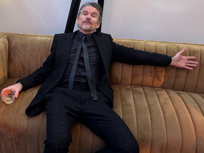 En los Premios de los Gobernadores, se celebra a Tom Cruise mientras se lidia con un futuro incierto.