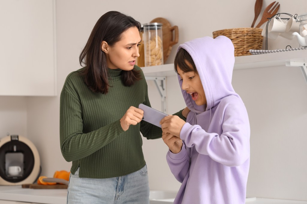 Parents frantic to shield teens from ‘addictive’ screen time are ...