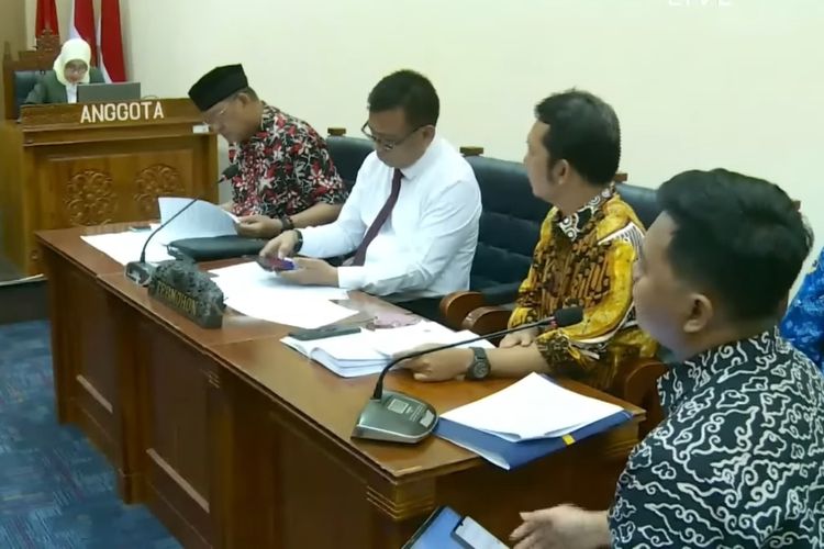 Sidang sengketa informasi terkait ijazah Presiden Joko Widodo kembali digelar di Komisi Informasi Pusat (KIP) RI, Jakarta, Senin (17/11/2025).