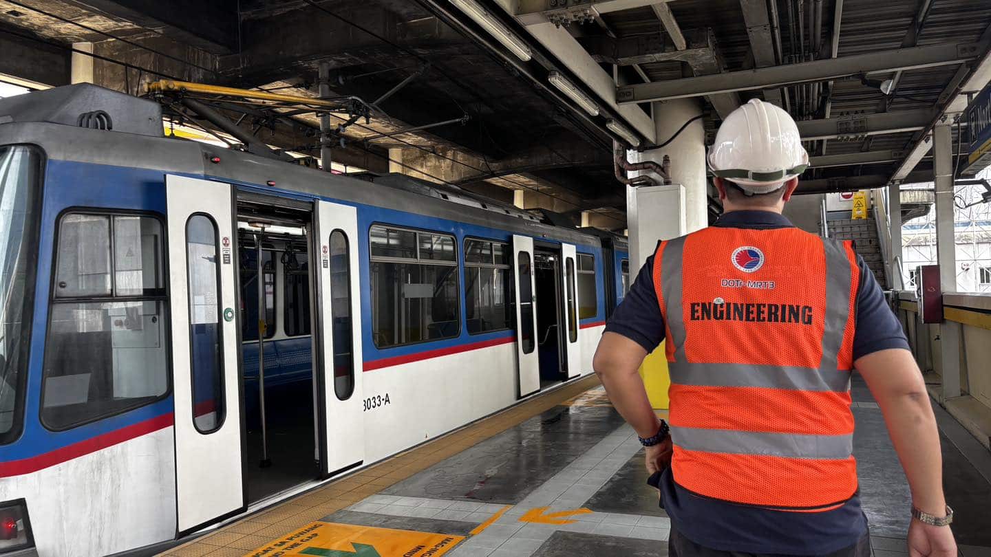 MRT-3 train unloads passengers due to door failure
