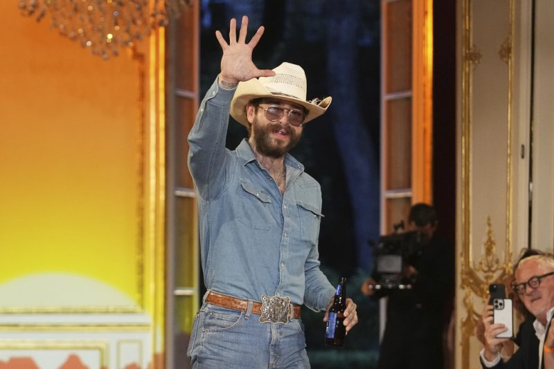 Who is headlining the NFL’s halftime shows on Thanksgiving?