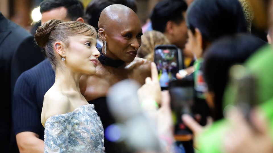 El intruso que acosó a Ariana Grande en el estreno de Wicked en Singapur fue condenado a 9 días de prisión.