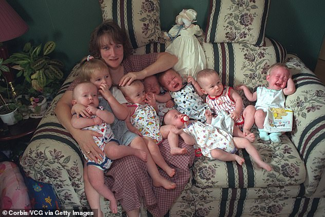 Bobbi McCaughey bên 7 con năm 1997. Ảnh: Getty