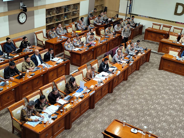 Suasana rapat Komisi III DPR bersama Wakil Kepolisian Republik Indonesia, Wakil Kejaksaan Agung, dan Kepala Badan Pengawas MA di Kompleks Parlemen Senayan, Jakarta pada Selasa (18/11/2025). Foto: Luthfi Humam/kumparan
