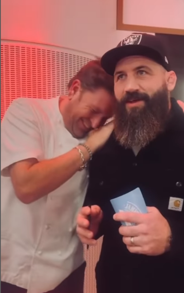 James Martin, estupefacto después de que un aficionado al rugby ‘defecara en su ascensor VIP de Twickenham’.