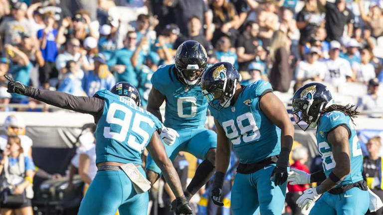 Jaguars' Coen Raves Over Rookie Defenders After Win vs. Chargers