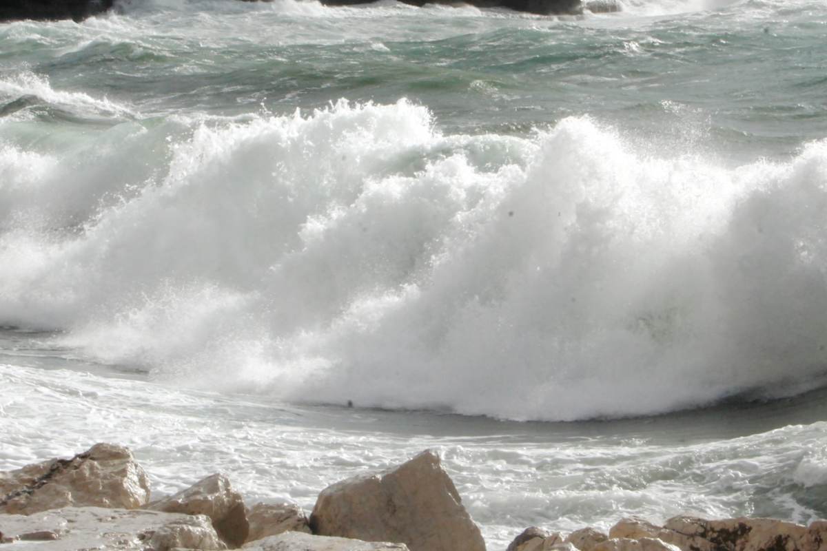 Tragedia in mare, bimba di 7 anni viene travolta dalle onde: il padre ...
