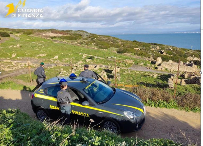 Usava l'auto di servizio per scopi privati, indagine della Gdf
