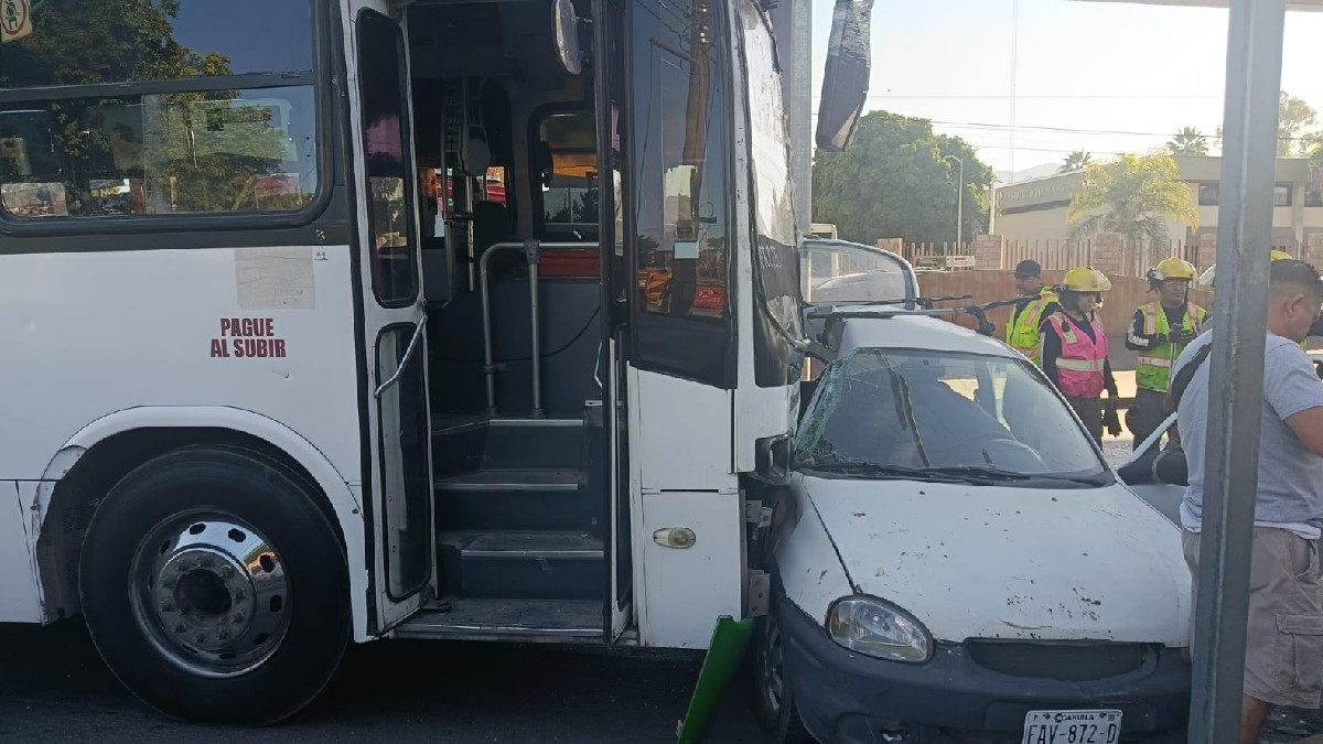 Camión de Ruta Dalias se pasa el alto y choca contra automóvil en ...