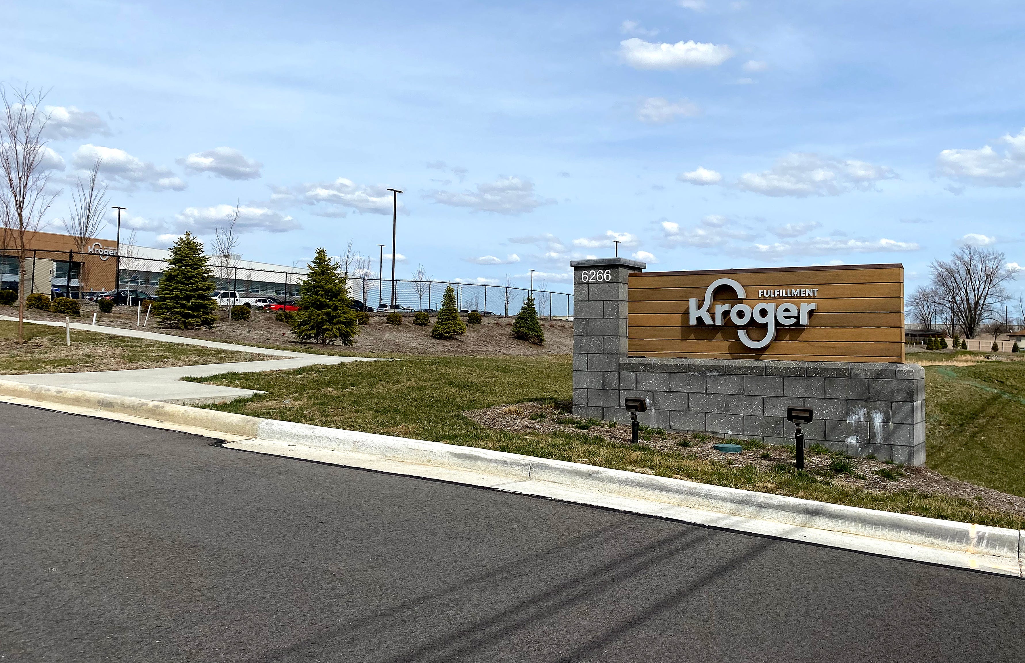 Kroger cuts back delivery hubs as it retools e-commerce