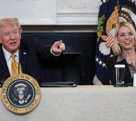 Trump asegura que firmaría la ley para publicar los archivos de Epstein