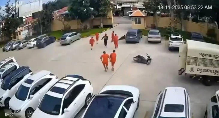 5 phạm nhân cùng đồng phạm áo đen bỏ trốn giữa sân tòa án - Ảnh: KHMER TIMES
