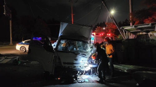 30대 쿠팡 택배기사 A씨가 지난 10일 오전 2시 10분쯤 제주시 오라2동 한 도로에서 1t 트럭을 몰다 전신주를 들이받는 사고를 냈다. 제주도소방안전본부