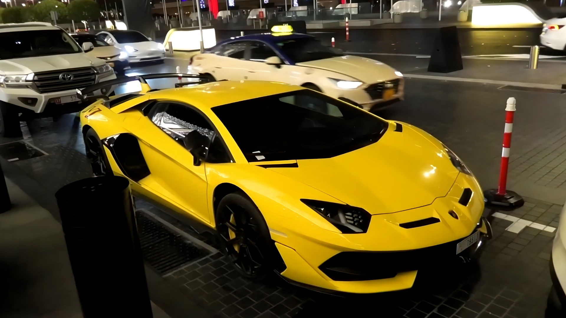 $600.000 Aventador SVJ Lights Up Dubai