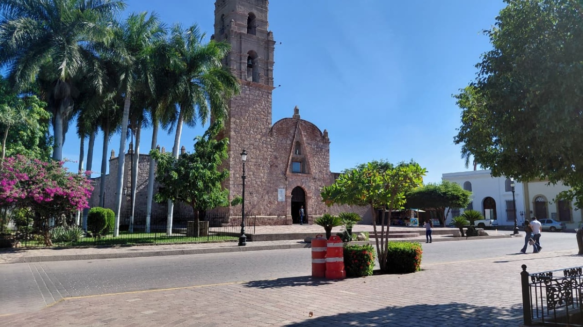 Entre el bullicio y el abandono de un pueblo