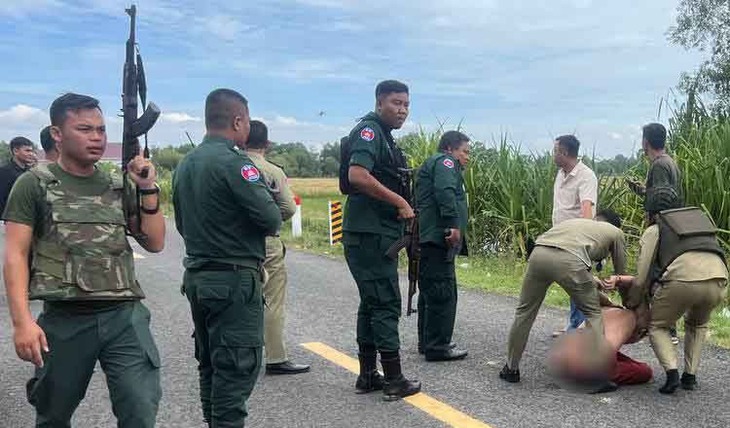 Lực lượng Campuchia khống chế phạm nhân đầu tiên ngay sáng ngày 18-11, chỉ hai tiếng sau khi xảy ra cuộc vượt ngục - Ảnh: KHMER TIMES