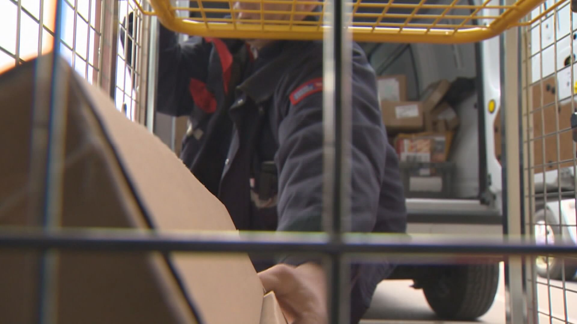 Canada Post strike leads to holiday shipping concerns