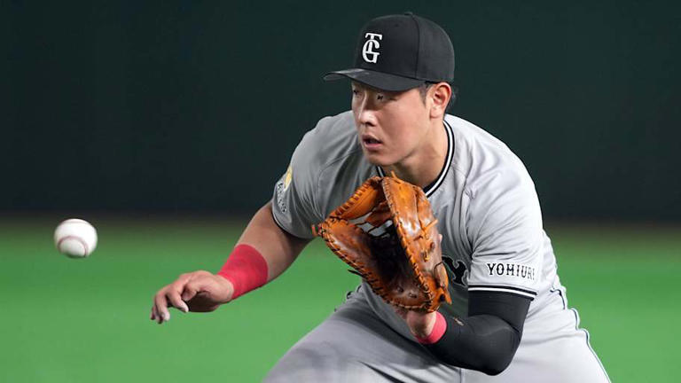 Yomiuri Giants first baseman Kazuma Okamoto (25) fields a ground ball against the Los Angeles Dodgers at Tokyo Dome. | Darren Yamashita-Imagn Images