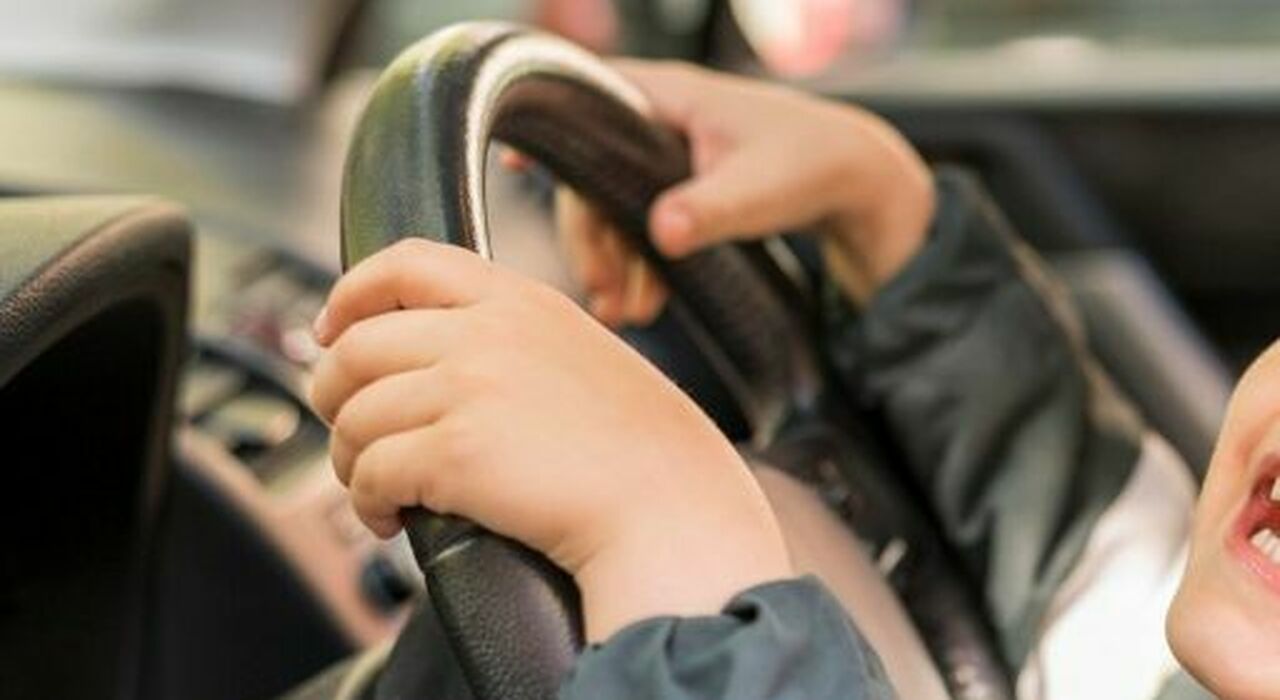 Bambino di 10 anni si mette al volante dell'auto e torna a casa da solo ...